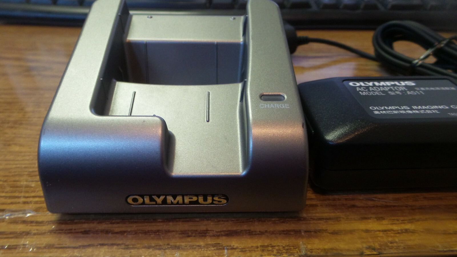 OLYMPUS CR3 USB Charger Cradle Docking Station with OLYMPUS AC Adaptor A511