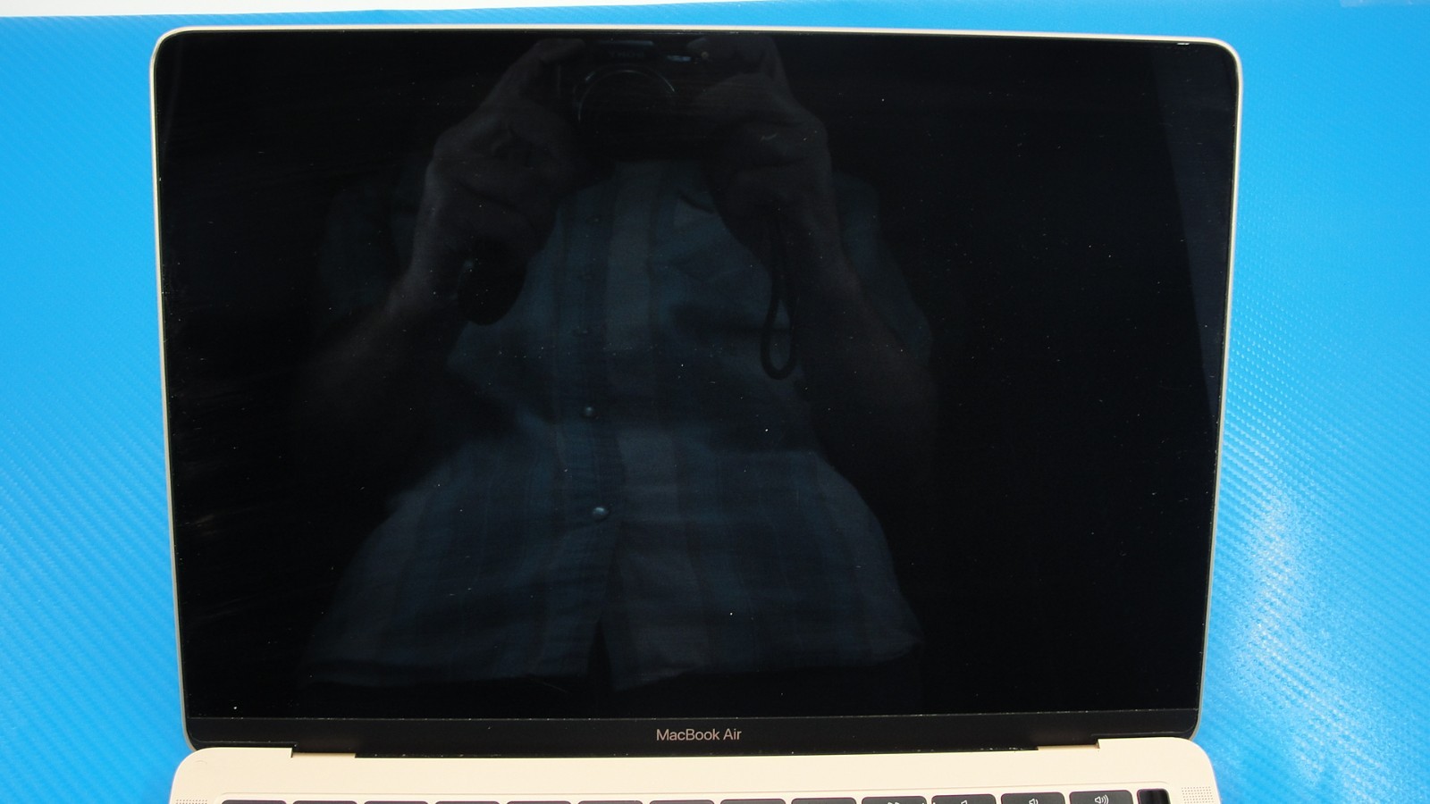 Apple MacBook Air 13" 2020 i3 8GB 256GB Rose Gold - For Parts / As-Is - Thumbnail 4
