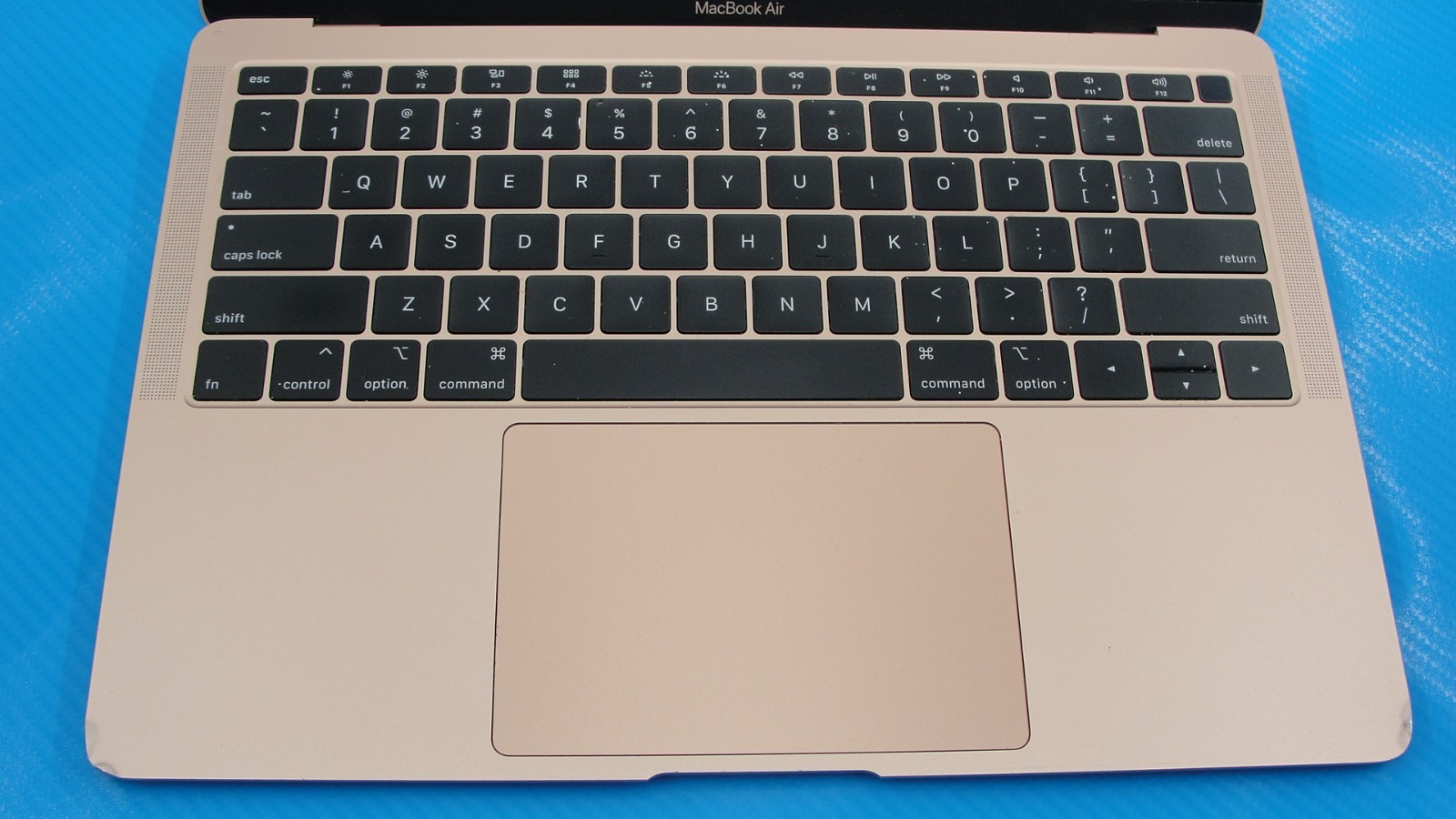 Apple MacBook Air 13" 2020 i3 8GB 256GB Rose Gold - For Parts / As-Is - Thumbnail 3