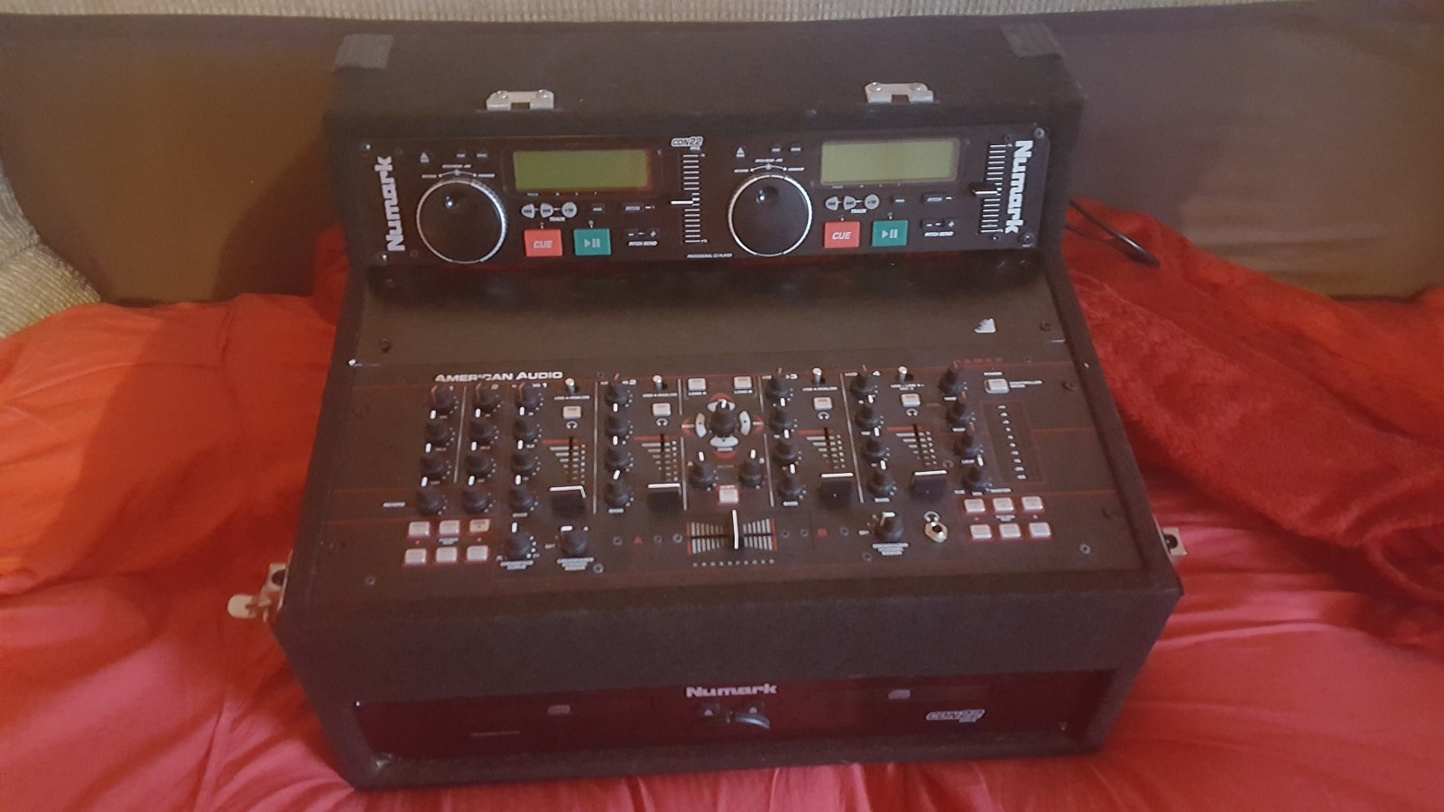 NUMARK CDN 22 MK 4 + AMERICAN AUDIO 19 MXR + CASE + CABLES