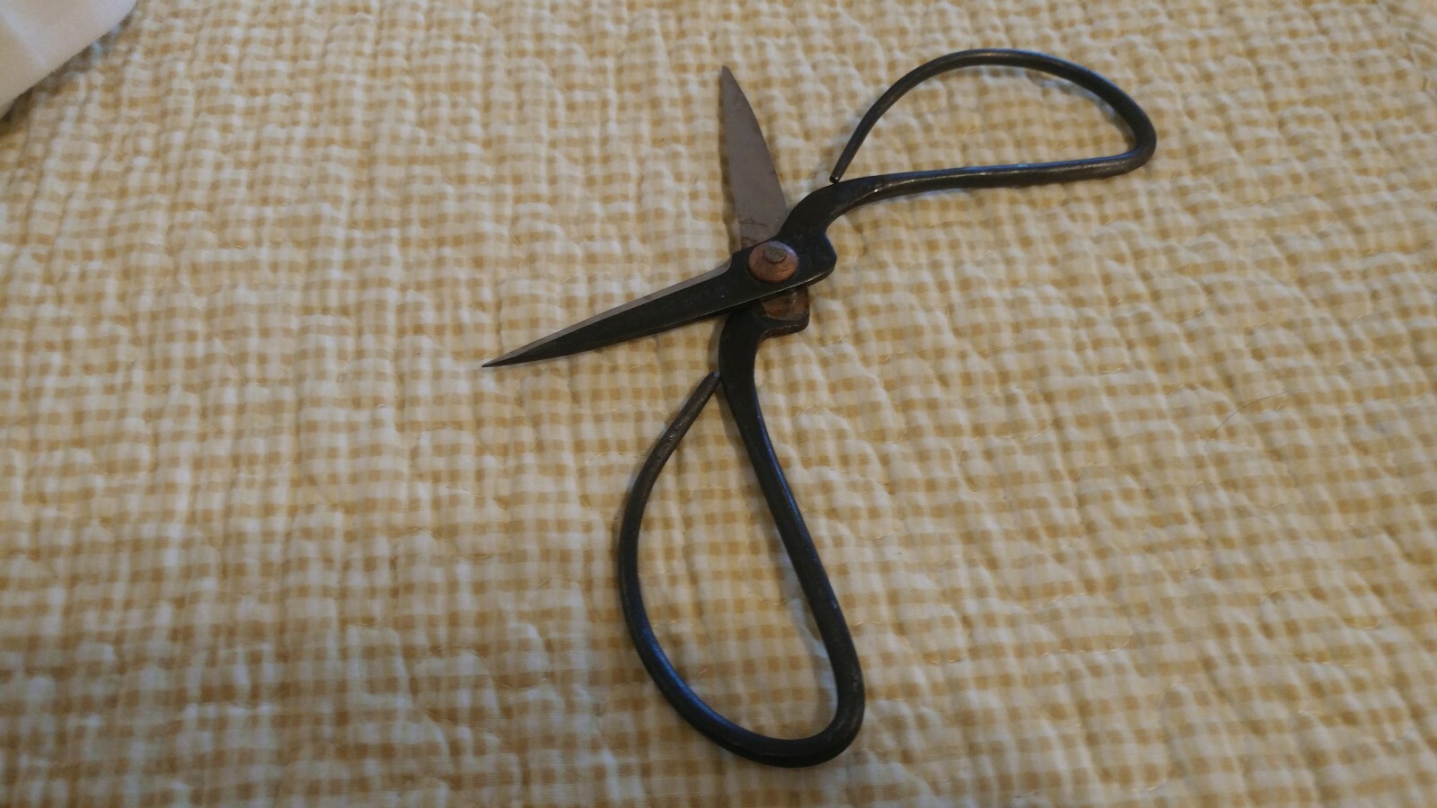 VINTAGE SPEAR BRAND SEWING SCISSORS  - 6 1/2