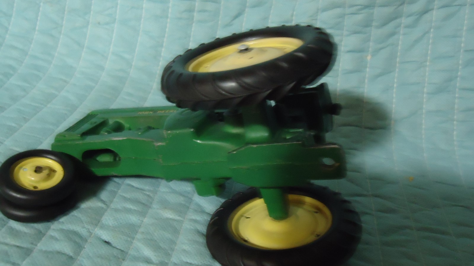 VINTAGE ERTL  JOHN DEERE 60  PAINT IS  95%  1/16 NO BREAKS OR REPAIRS 1952 NICE