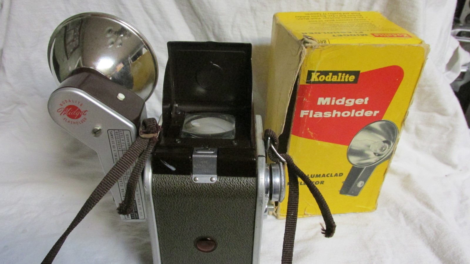 VINTAGE 1950s KODAK DUAFLEX IV CAMERA w/ KODALITE MIDGET FLASH & BULB