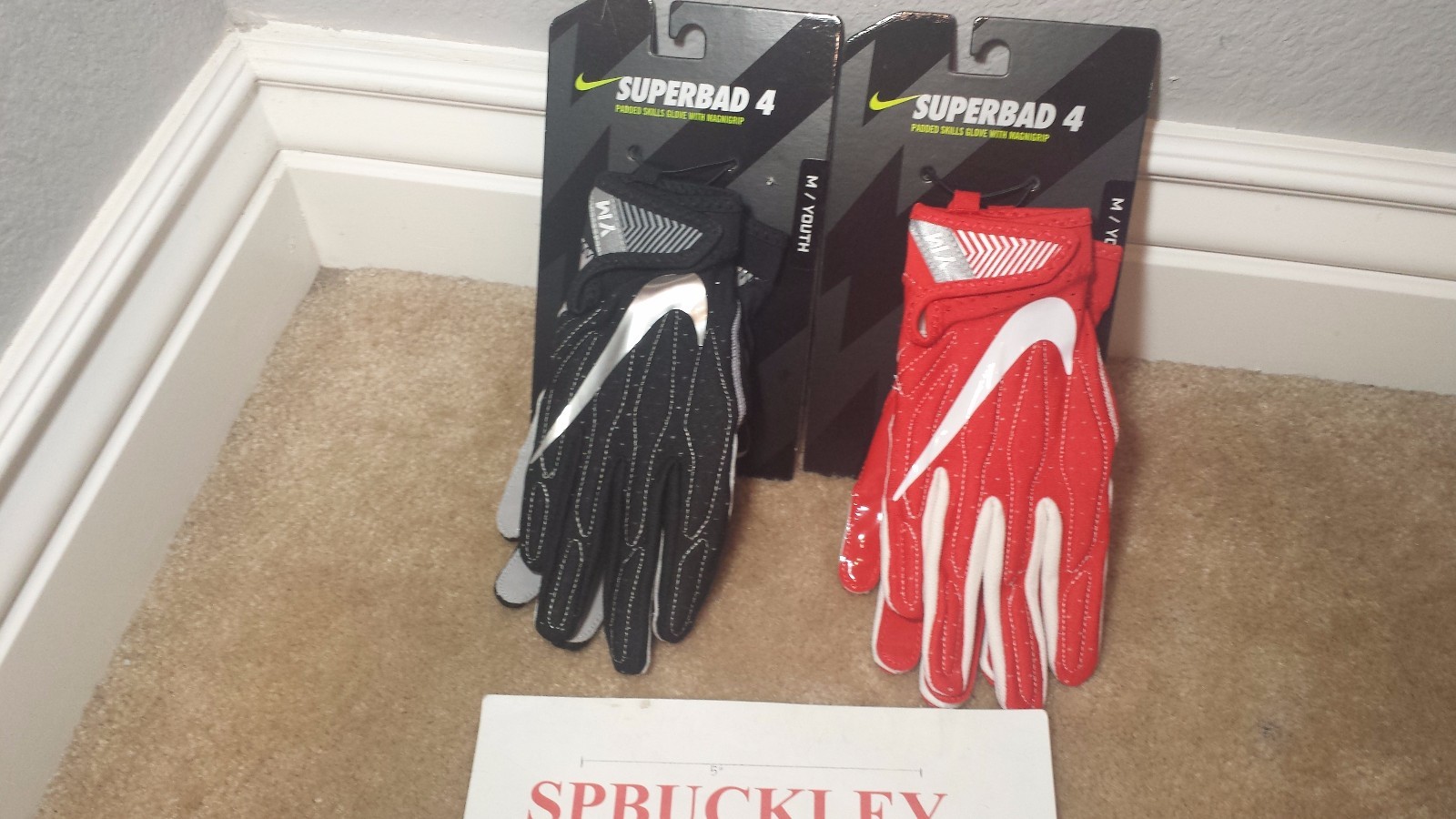 Nike NFL SUPERBAD D 4 ユニバーシティゴールド NIKE SUPERBAD 4 YOUTH PADDED SKILL POSITION FOOTBALL GLOVES
