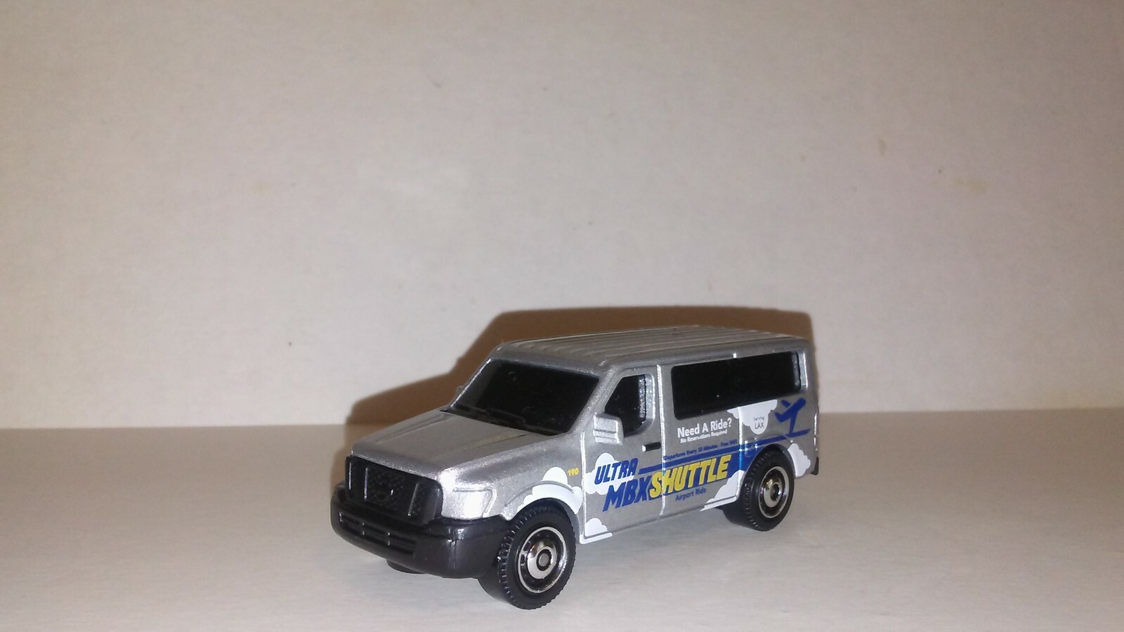 MATCHBOX - 1/64 - CITY-SERVICE - NISSAN N.V. VAN ULTRA SHUTTLE - DIORAMA-CAR