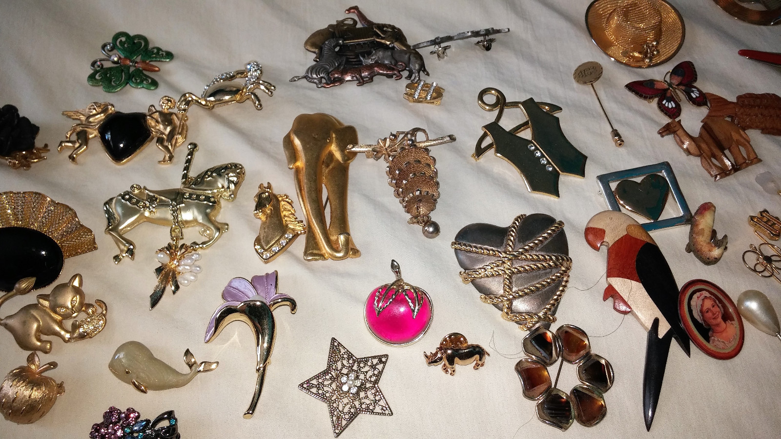 65 PLUS VINTAGE/NOW COSTUME JEWELRY BROOCHES WEAR/SELL