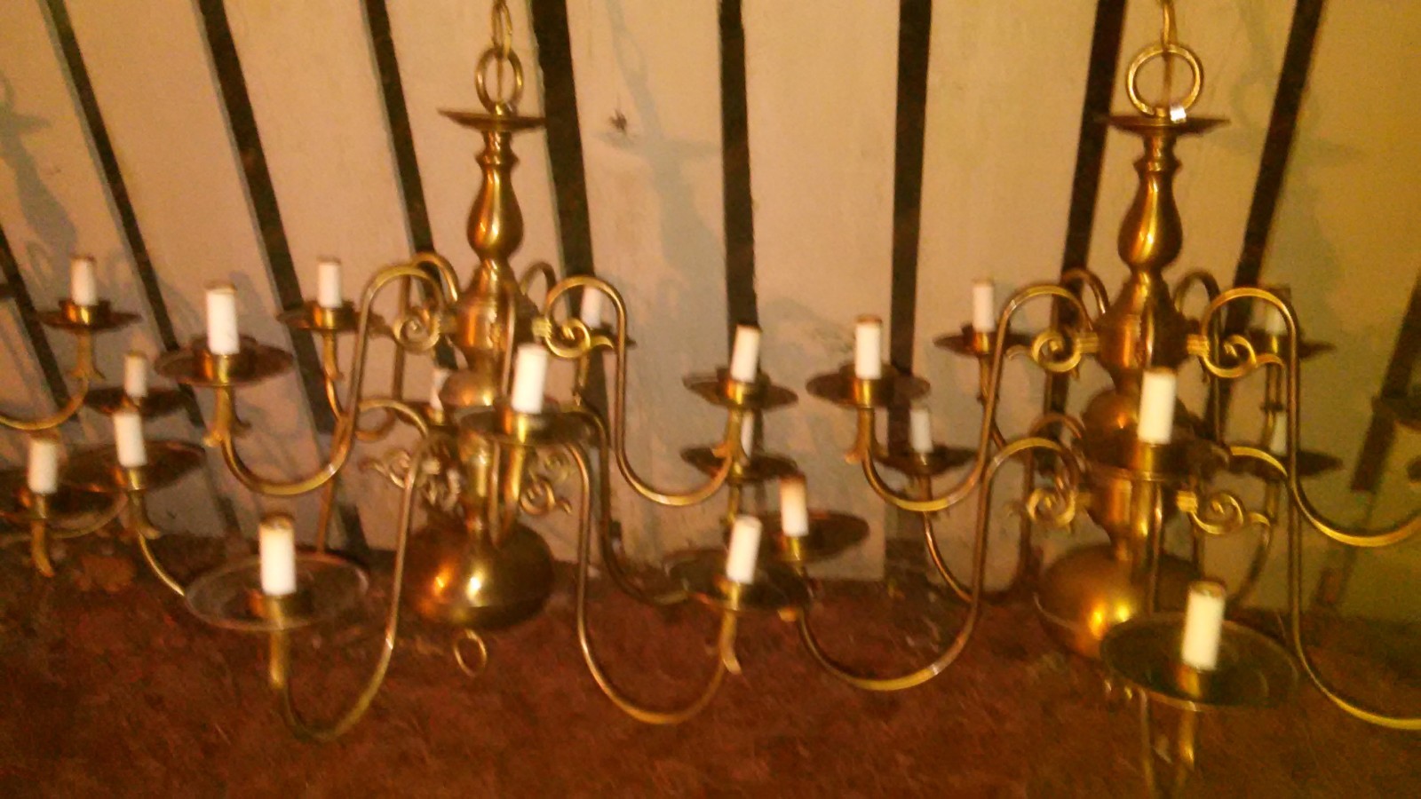 6 VINTAGE WILLIAMSBURG 10 CANDLE 2 TIER BARNISHED BRASS CHANDELIER MADE IN SPAIN
