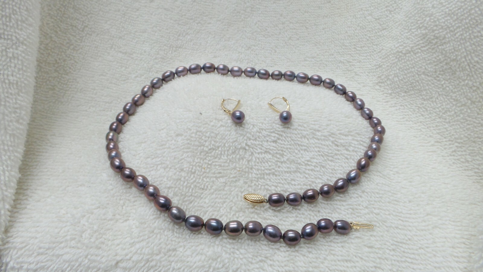 Ladies14kt Black Pearl Necklace and Earrings