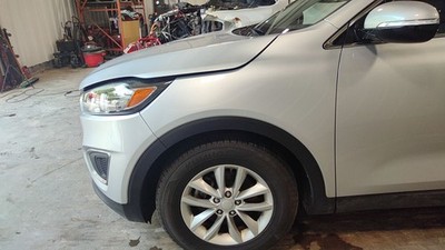 16-20 Kia Sorento Left Driver Fender Assembly (Sparkling Silver KCS)