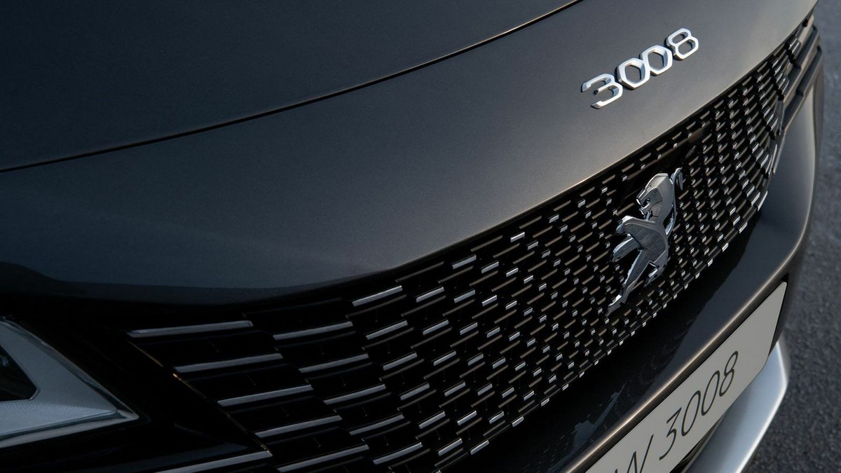 You can see the radiator grille of the lifted Peugeot 3008