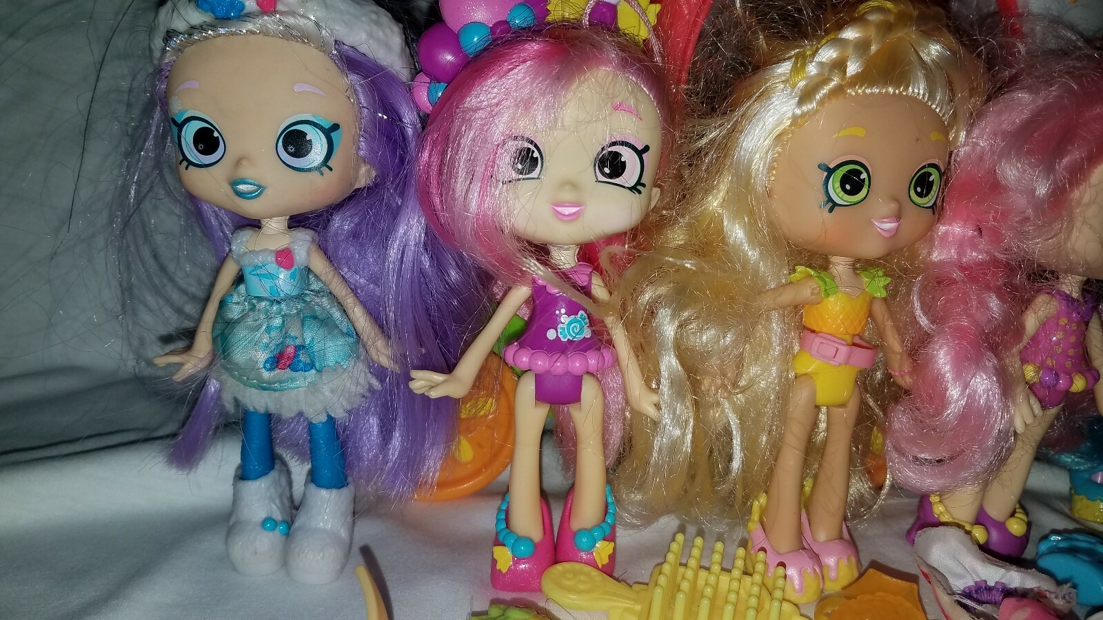 LOT OF 5 SHOPKINS DOLLS WITH ACCESSORIES AND VEHICLE 5
