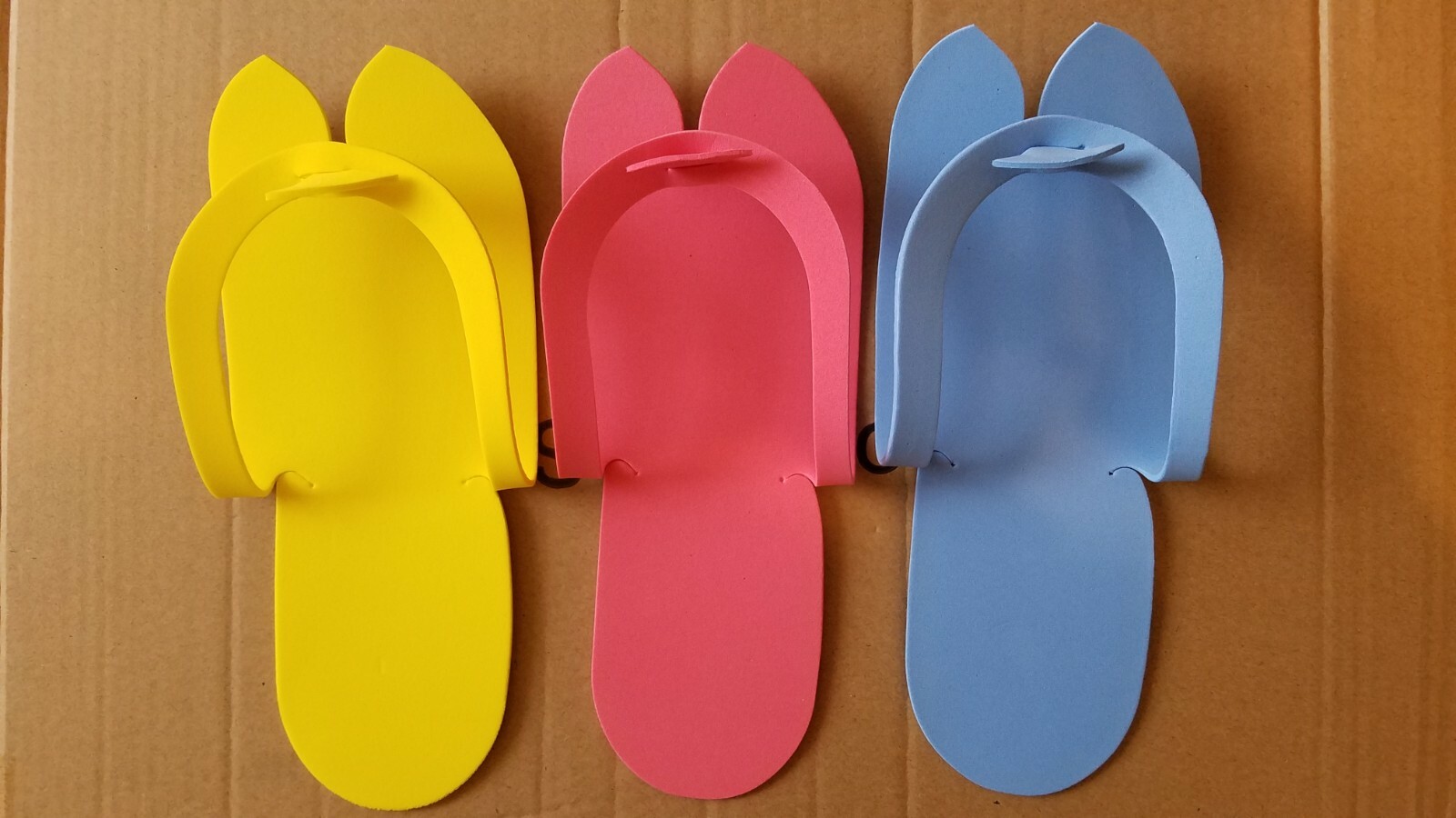 Тапочки разными цветами. Шлепки иллюзия. Тапки много. Шлепки пенка. Домашние тапочки много разных.