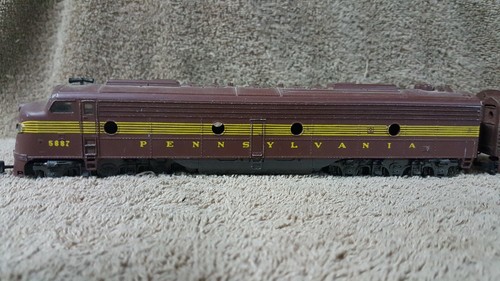 5887  2 Rivarossi HO Scale E8 Diesel Locomotive Pennsylvania