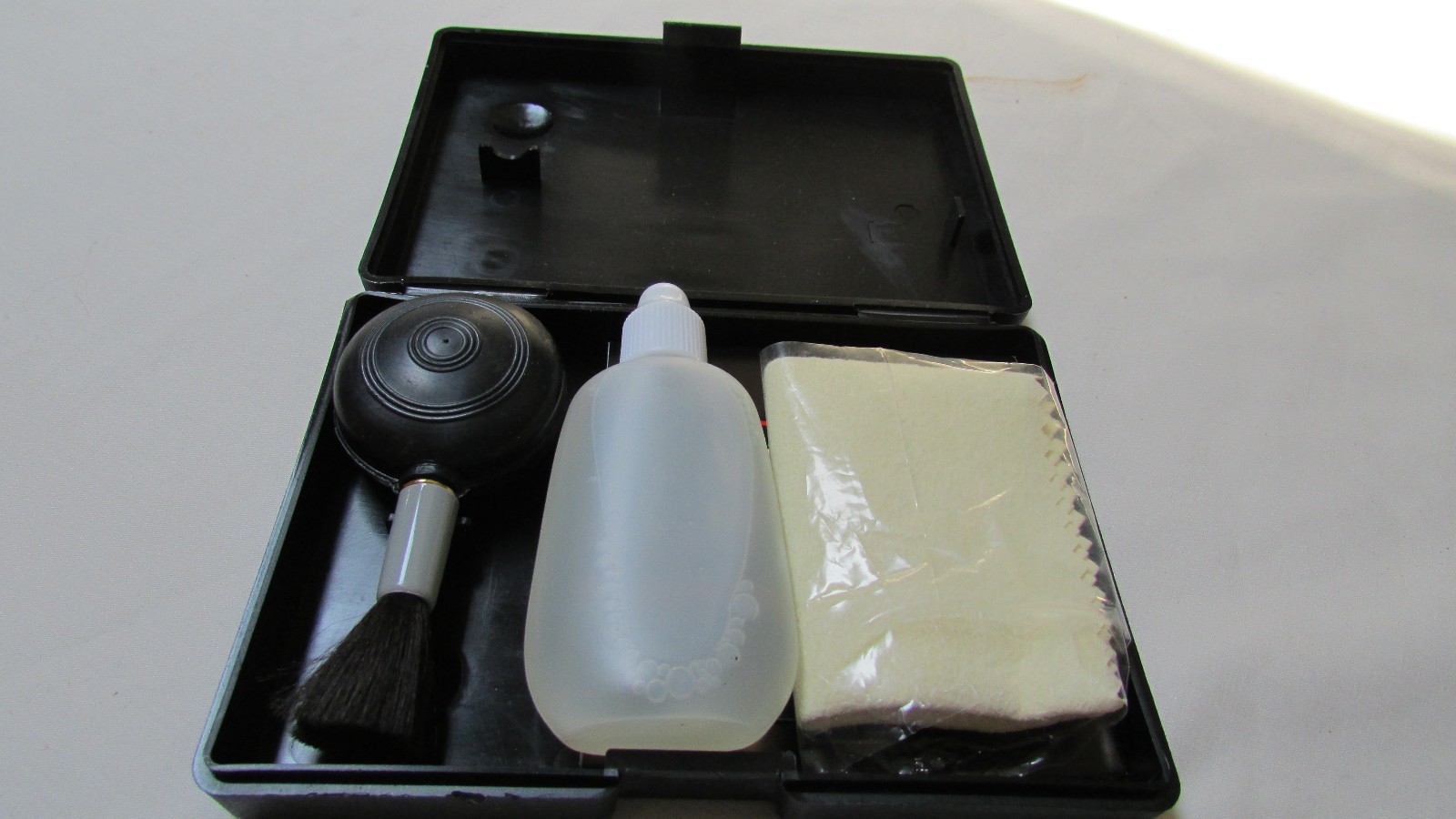 Vivitar Cleaner Solution 30cc, Len Cleaning Tissue, Brush, Cloth in Box