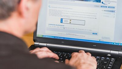 Der Aufpreis für das Wunschkennzeichen liegt deutschlandweit bei 10,20 Euro.