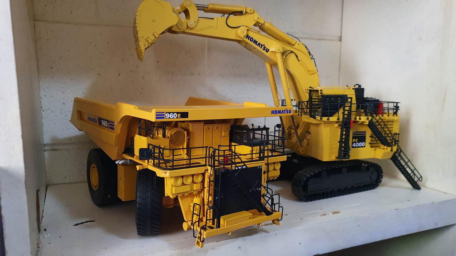 CAT 777D & KOMATSU HD605 ミニカーセット CAT 777D & KOMATSU HD605 ミニカーセット