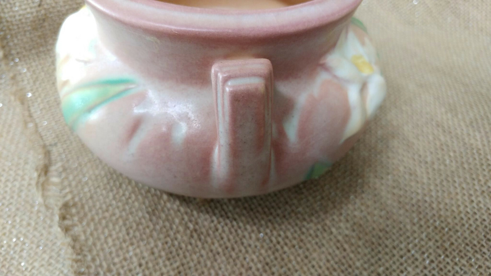 Lovely Roseville 647-3 Iris Jardiniere