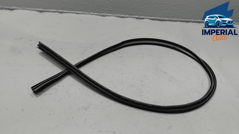Used 2018-2024 Freightliner Cascadia Front Left Driver Side Weatherstrip Seal OEM
