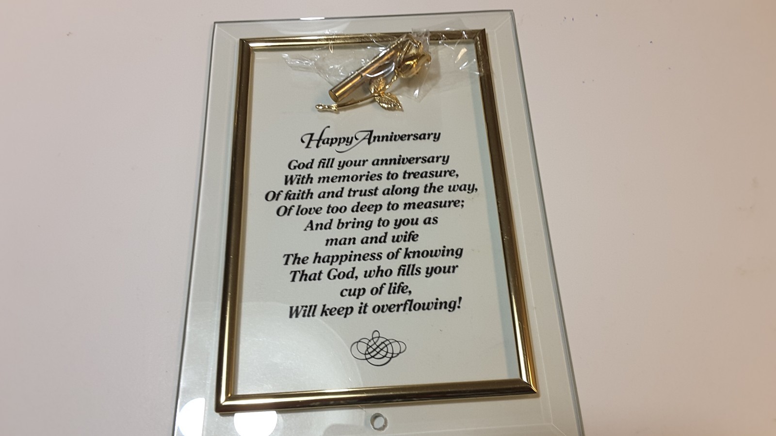 HAPPY ANNIVERSARY GLASS PLAQUE  ROSE  HANGING 10