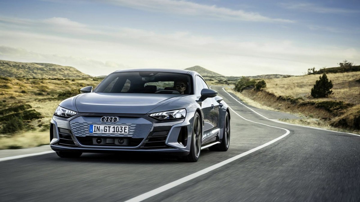Audi RS e-Tron GT Dynamic photo, Color: Kemora gray metallic