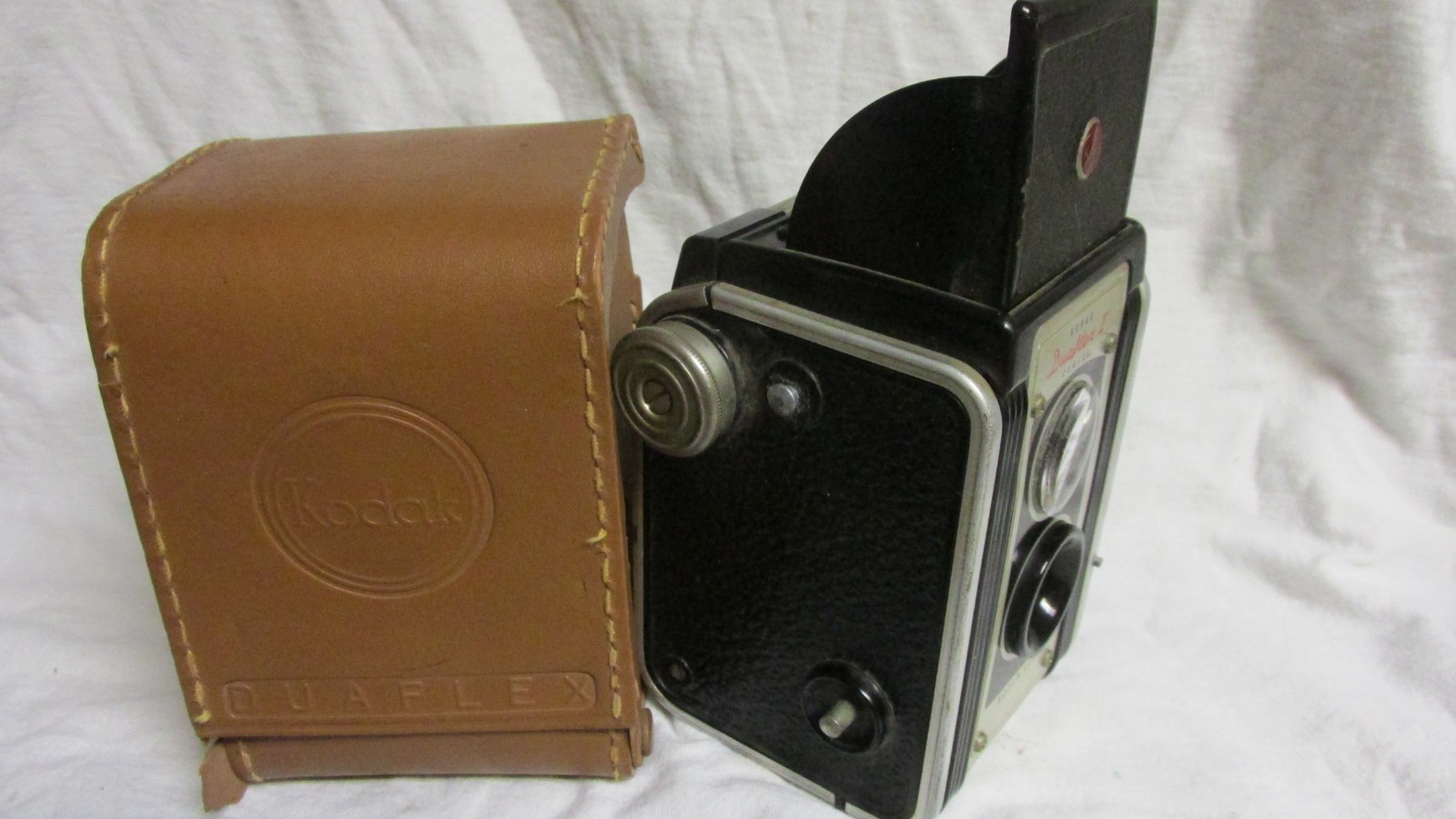 VINTAGE 1950s KODAK DUAFLEX II CAMERA WITH PARTIAL CASE & MANUAL