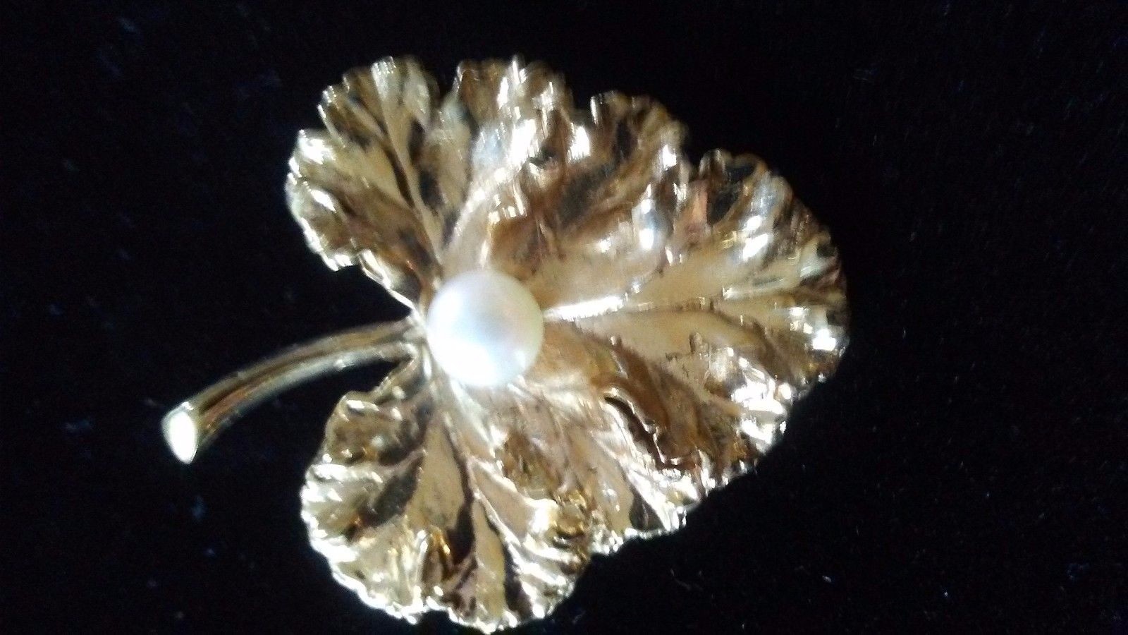 14kt gold estate retro leaf pin with pearl center--7.9 grams