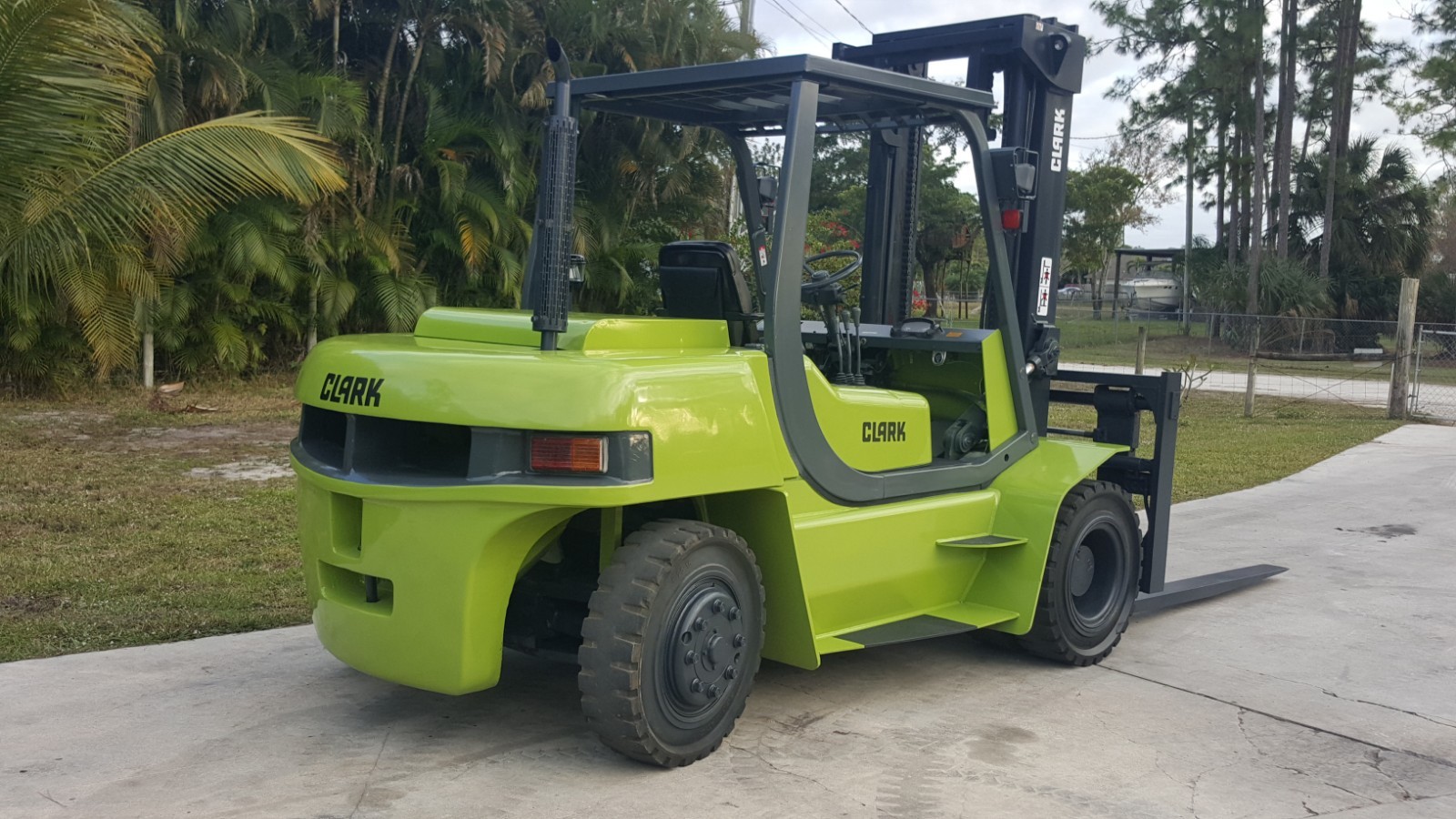 CLARK FORKLIFT 15000 LBS DIESEL PNEUMATIC TIRES ONLY 2300 HRS