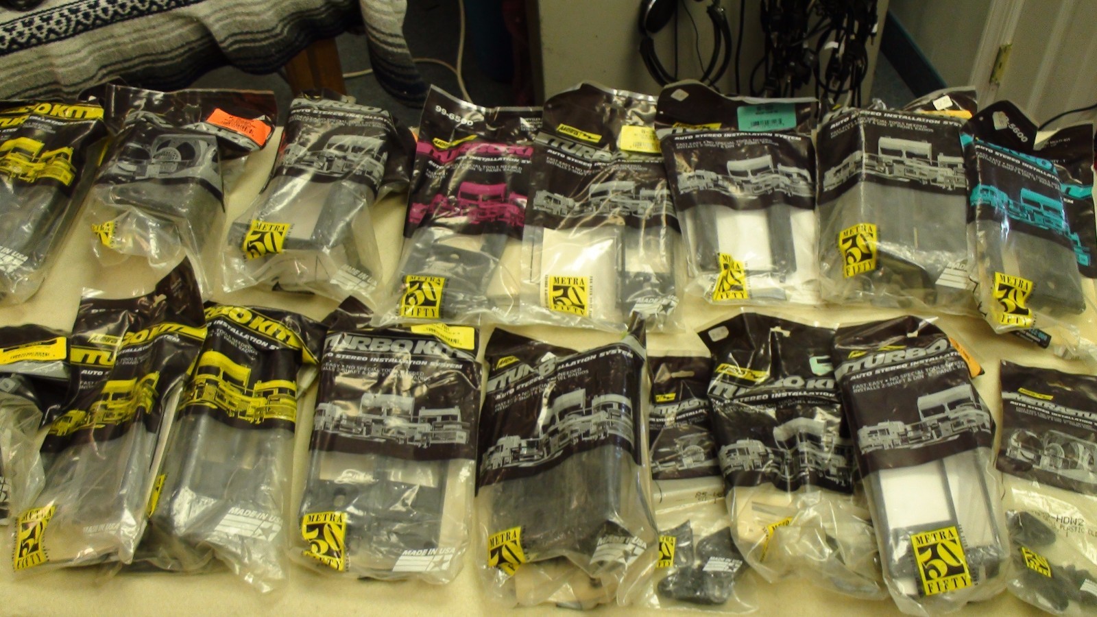 HUGE LOT OF 30 CAR STEREO INSTALLATION & SPEAKER CLIP KITS METRA SPACERS