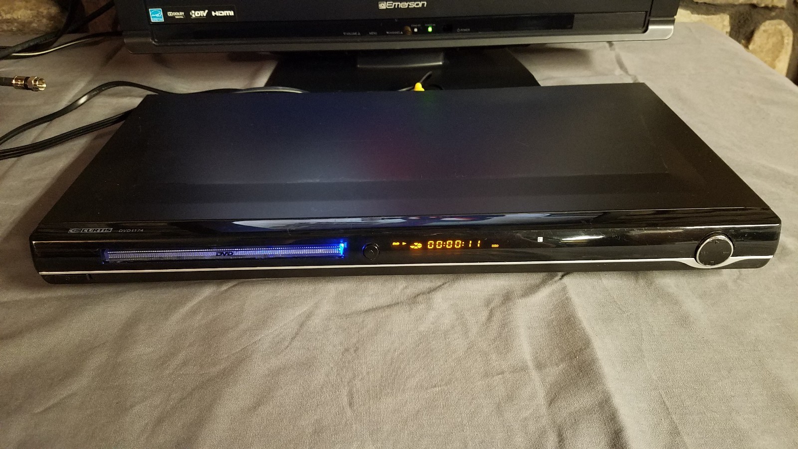 CURTIS DVD1174 DVD PLAYER w/ REMOTE - IN WORKING CONDITION - SELLING AS IS