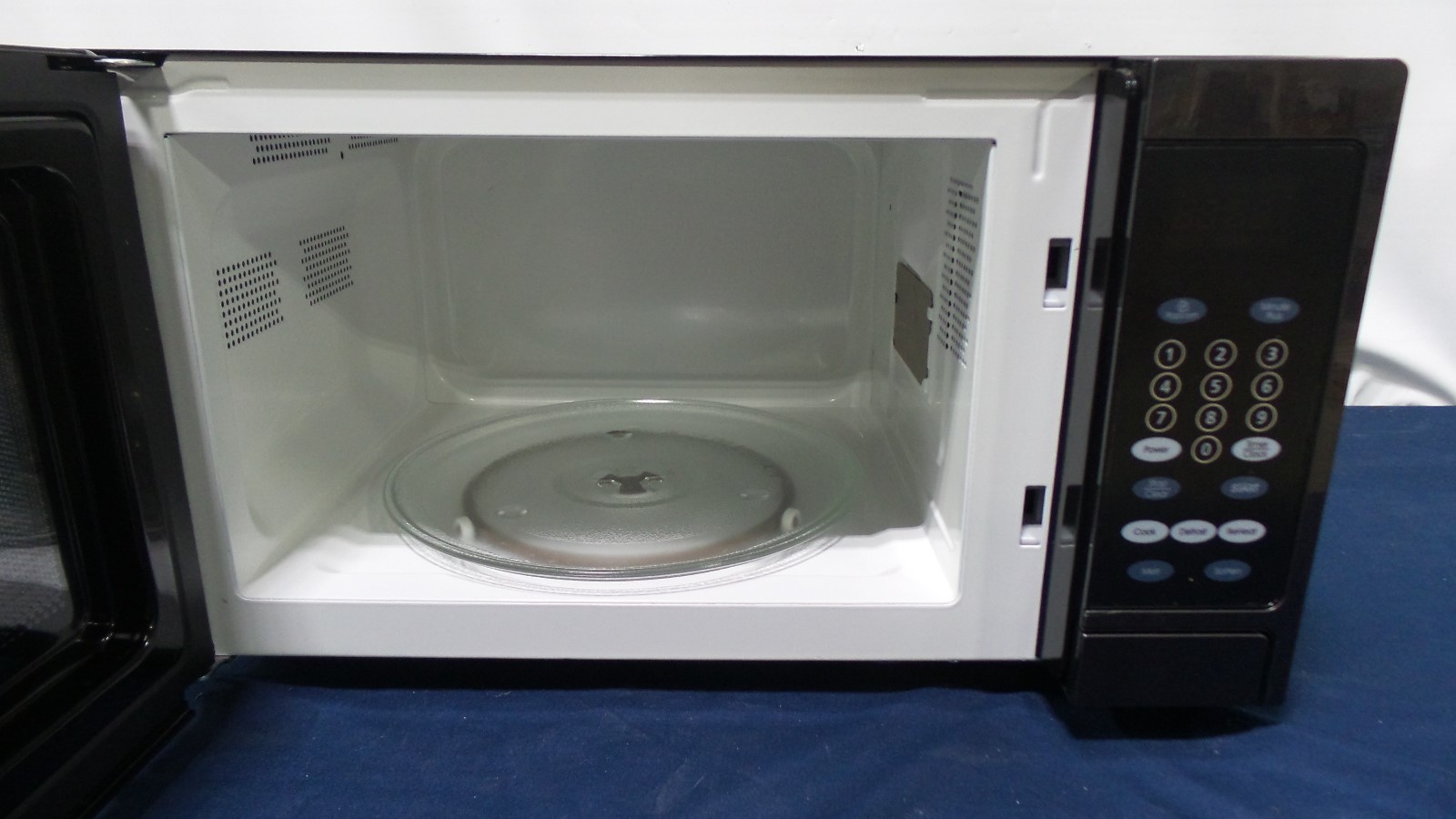 Oster 0.9 Cu-Ft Microwave Oven OGZD0901B (SIC12877)