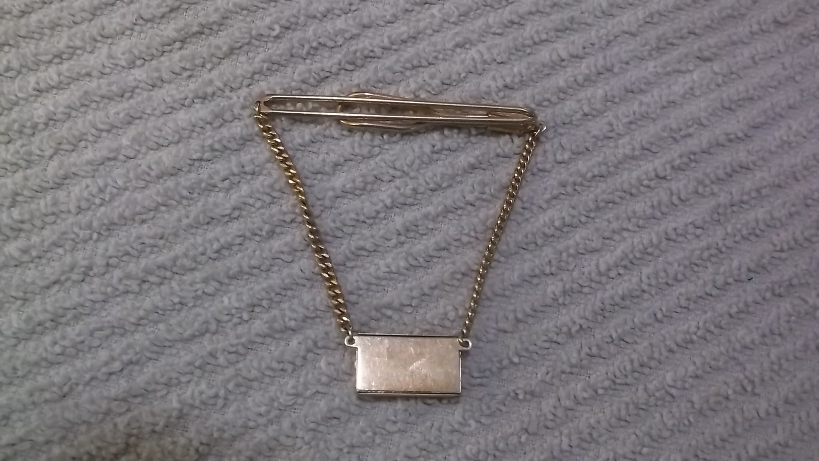 Vintage Swank Signed Goldtone Tie Bar & Chain With A Rectangular Goldtone Charm