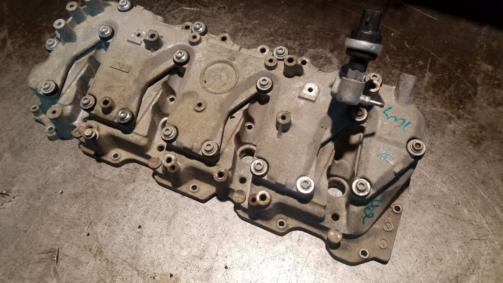 2011-2015 DURAMAX 6.6 6.6L DIESEL LML VALVE COVER & SPACER RH PASSENGER - Picture 1 of 9