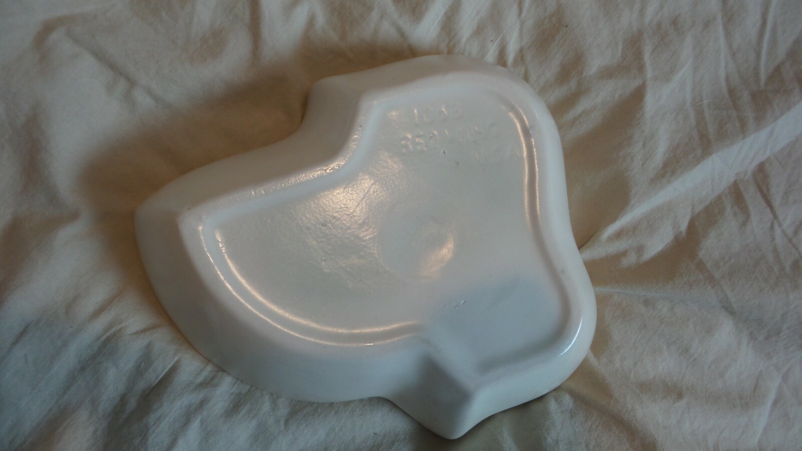 Vintage Red Wing Pottery Leaf Shape Matte White and Gloss Green Marked 1068 USA