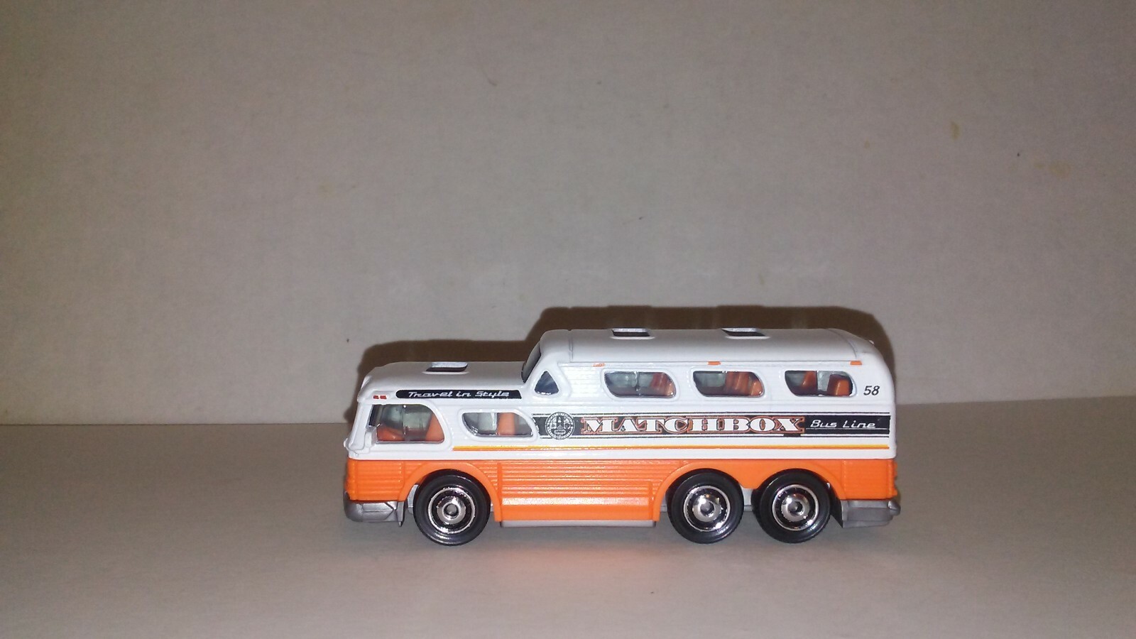 MATCHBOX - 1/64-SCALE - 1955 G.M.C. SCENIC CRUISER BUS - DIORAMA-DIECAST-CAR