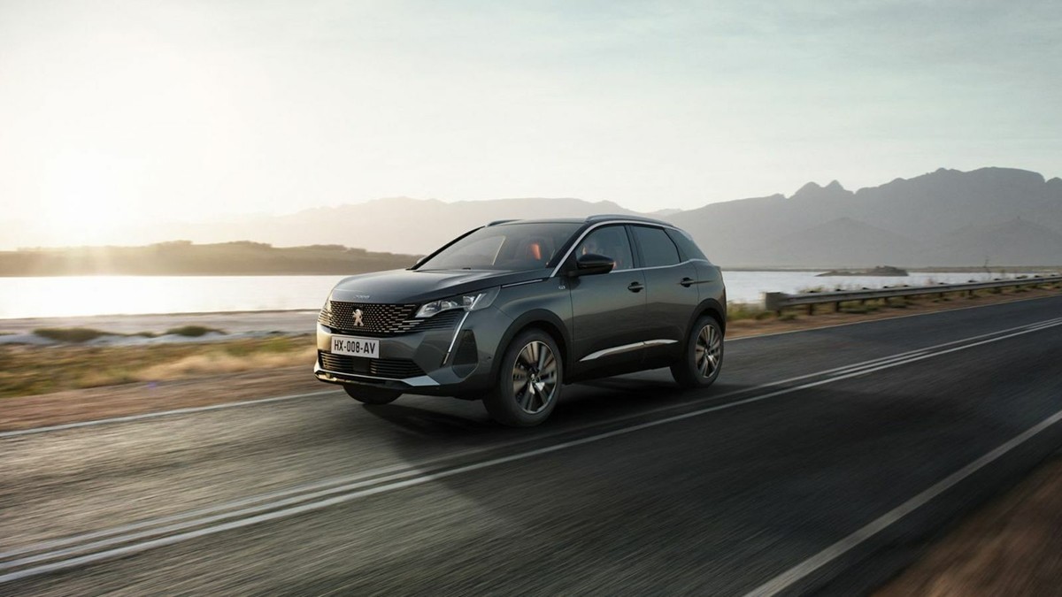 You can see the lifted Peugeot 3008, driving