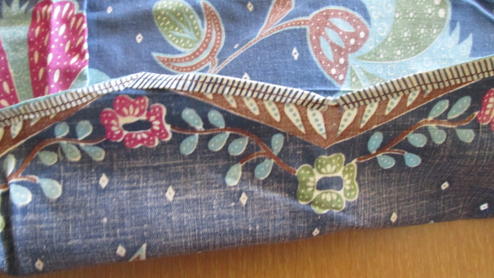 Vintage Fabric 3 yds  Skirt Curtain Scalloped Edge Floral