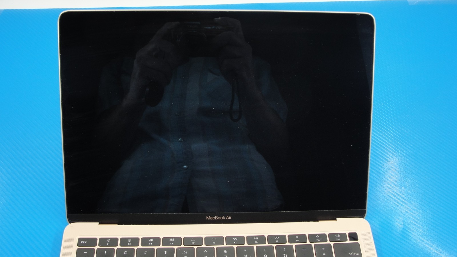 Apple MacBook Air 13" 2020 i3 8GB 256GB Rose Gold - For Parts / As-Is - Thumbnail 7