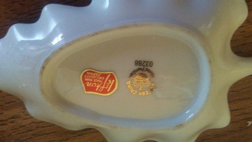 LEFTON HANDPAINTED LEAF SHAPED TRINKET DISH WITH WHITE COCKEL SHELL FLOWERS