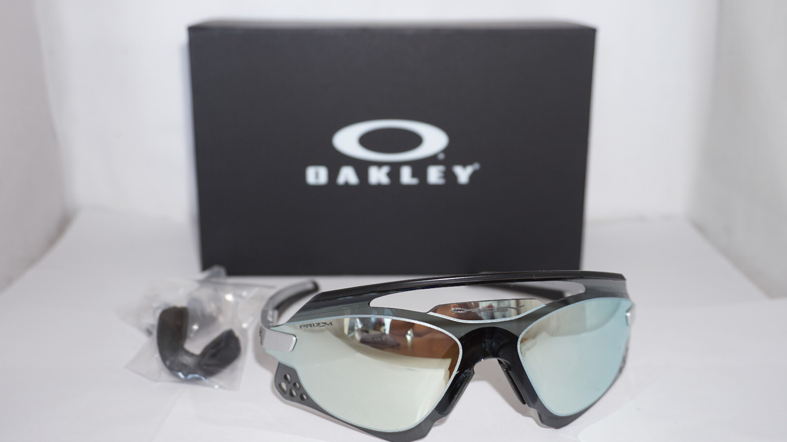 S_ooo Oakley New Sunglasses Xeus AG Limited Ed Silver Black Silver