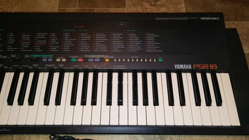 YAMAHA PSR-18  PORTABLE 61 KEY electronic keyboard very good working