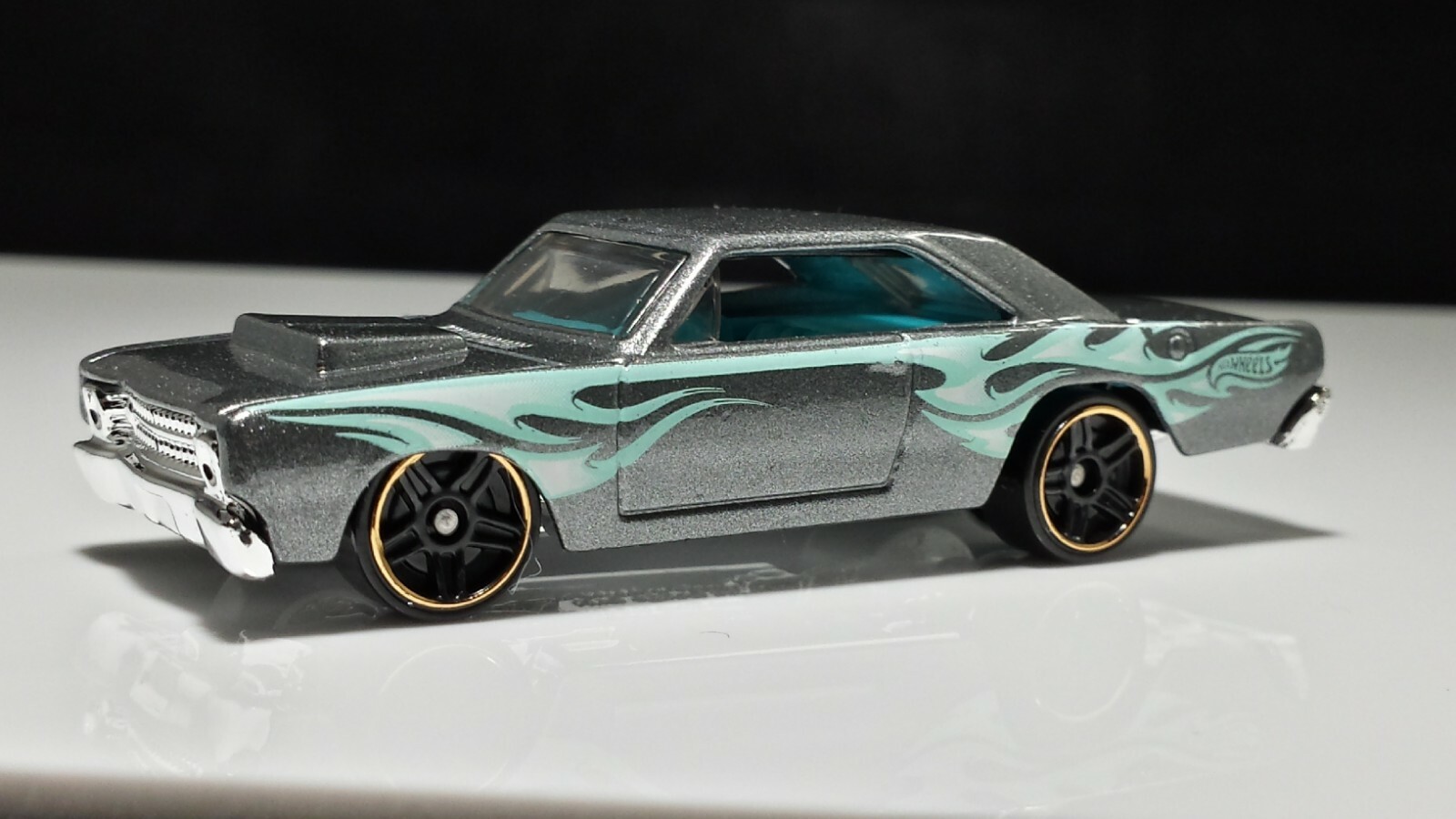 Hot Wheels '68 Dodge Dart Gray Color Blue Interior Side Flames Scoop Muscle Car