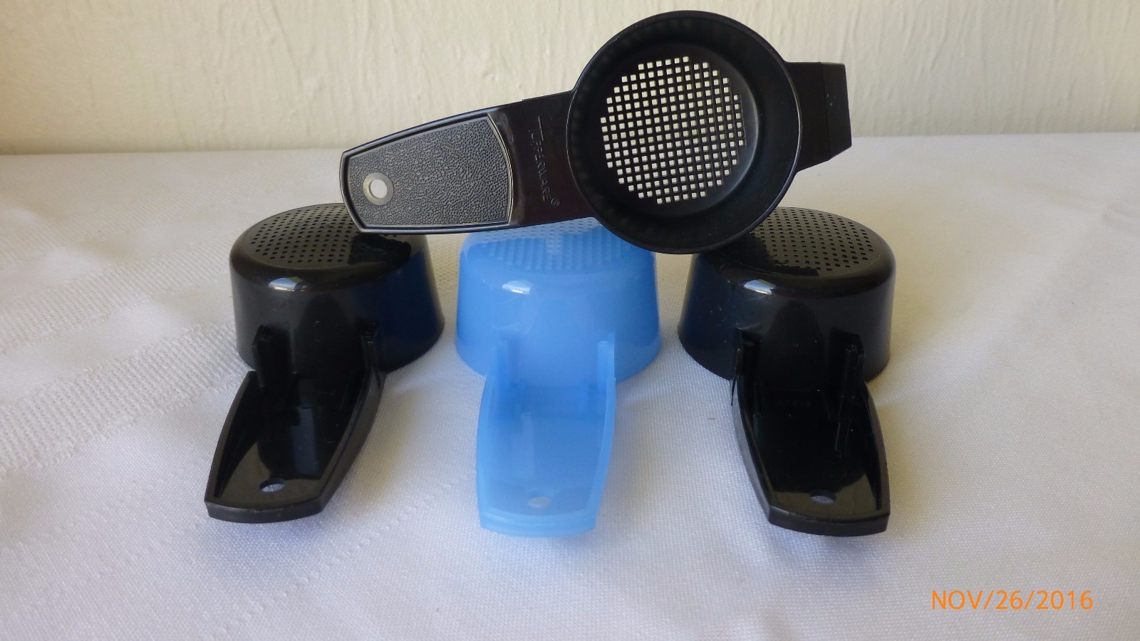 New Tupperware Kitchen Sifters Tiny Treasures KitchenGadgets Lot 1 Blue 3 Black