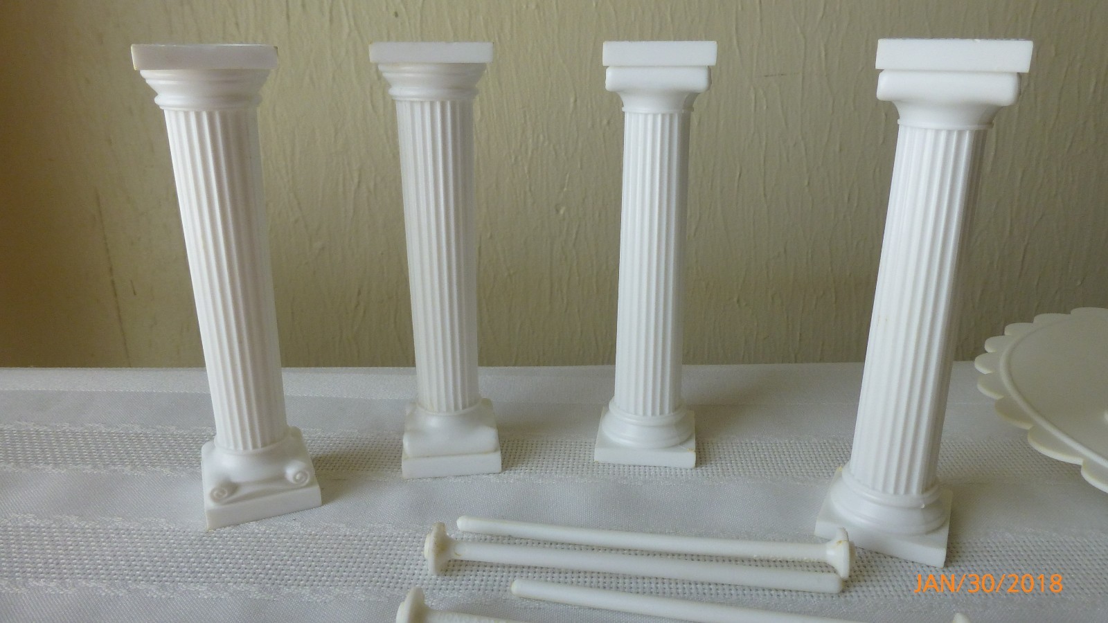 Vintage Wilton 8 inch Scalloped Separator Top Tier Cakes Set Complete 1984