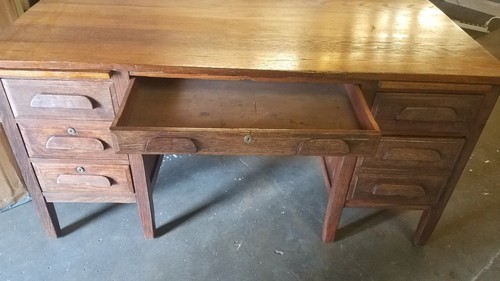 VTG MID CENTURY SOLID OAK TANKER STYLE TEACHERS DESK DOVETAIL DRAWERS