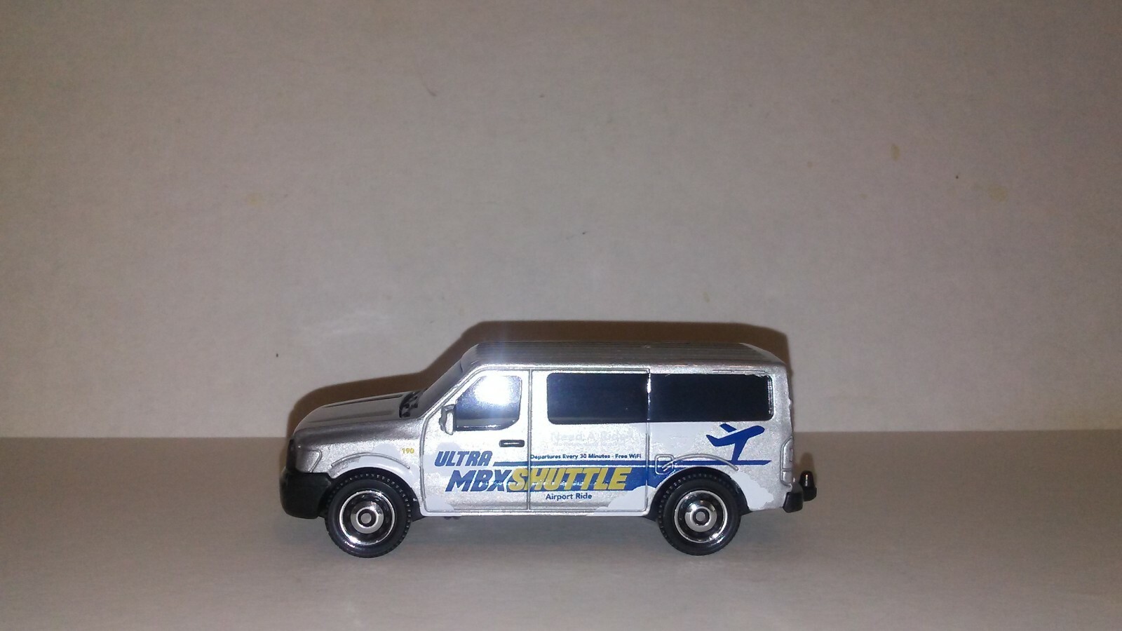 MATCHBOX - 1/64 - CITY-SERVICE - NISSAN N.V. VAN ULTRA SHUTTLE - DIORAMA-CAR