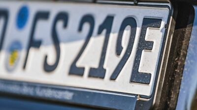 Seit Juni 2015 können Halter von Elektrofahrzeugen und manchen Plug-in-Hybriden das E-Kennzeichen beantragen. 
