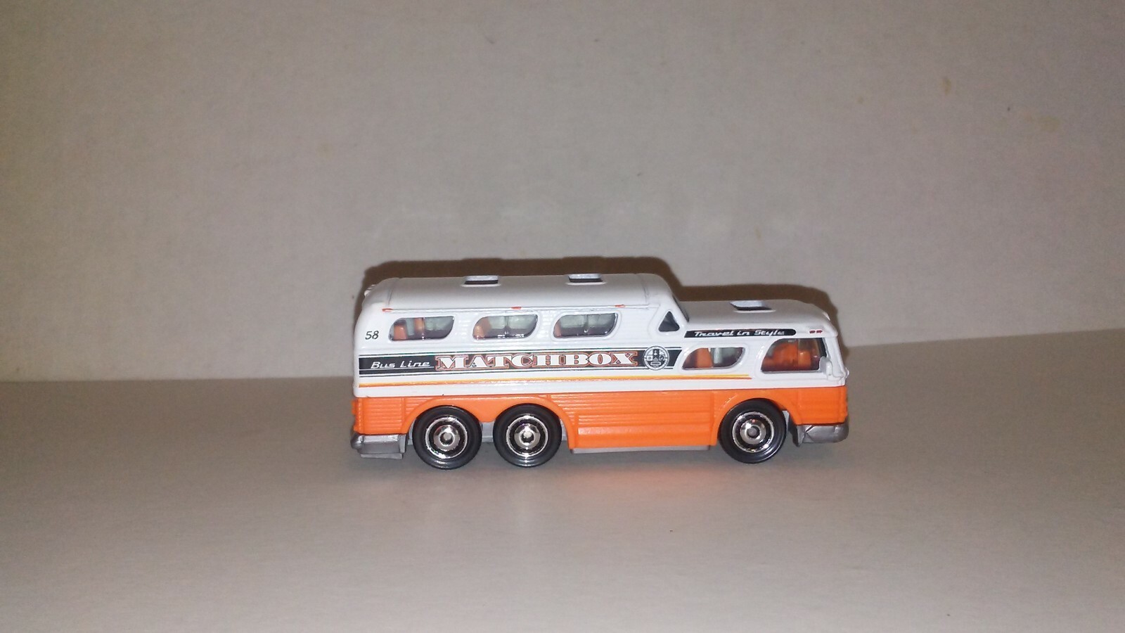 MATCHBOX - 1/64-SCALE - 1955 G.M.C. SCENIC CRUISER BUS - DIORAMA-DIECAST-CAR