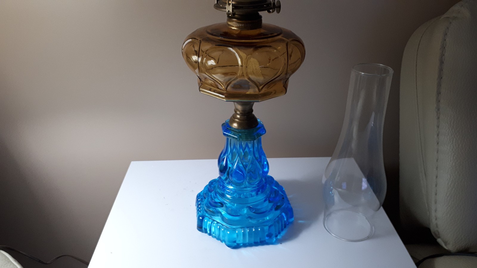Beautiful Vintage/Antique oil lamp