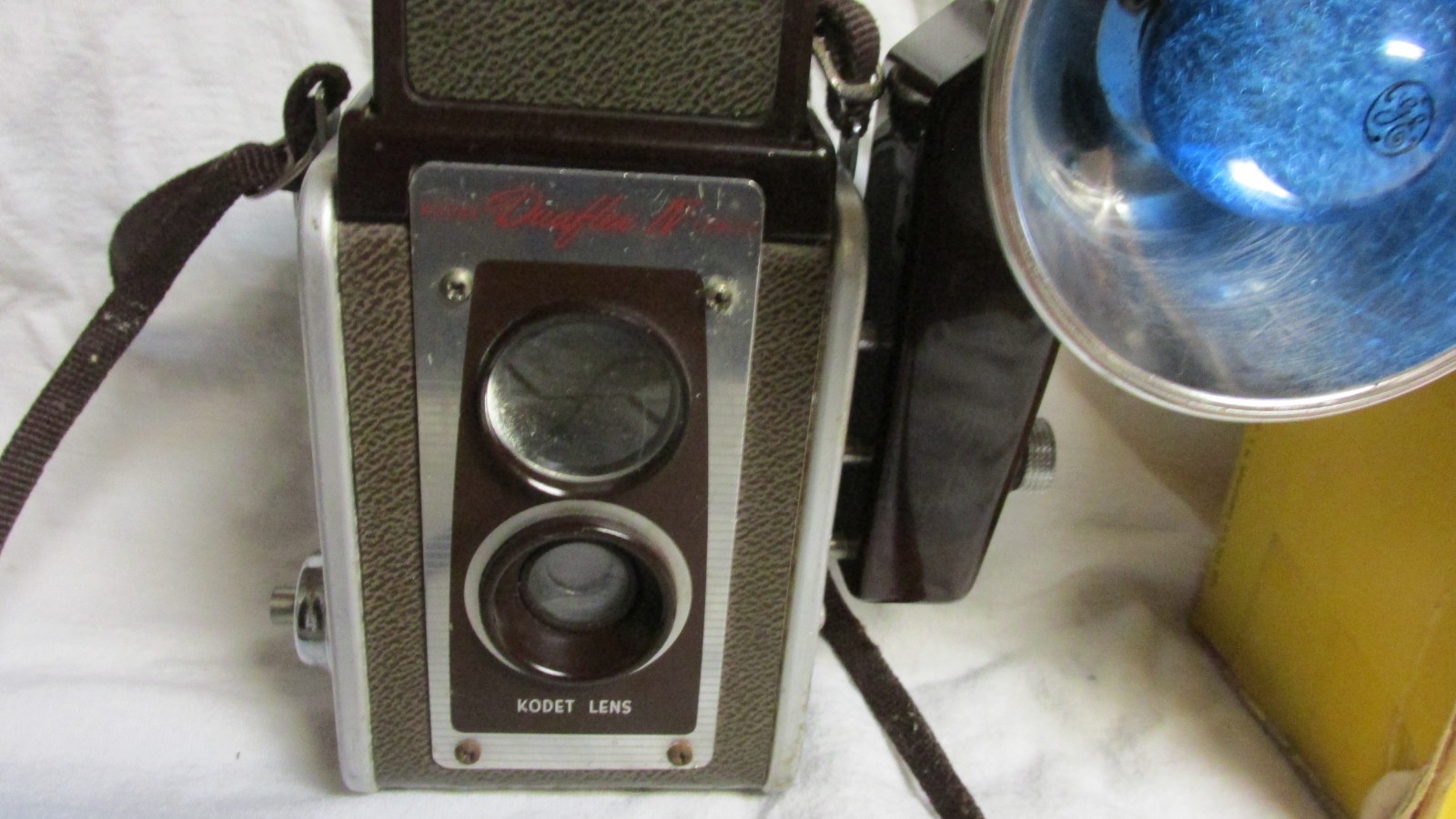 VINTAGE 1950s KODAK DUAFLEX IV CAMERA w/ KODALITE MIDGET FLASH & BULB
