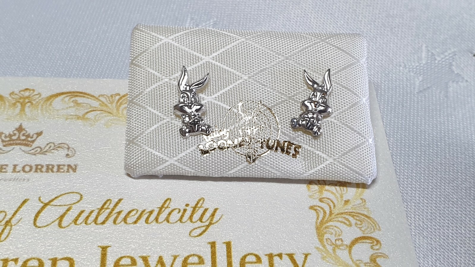 Pre-owned Disney Stud Earrings Bugs Bunny Little Girls Gold 18k Earrings Looney Tunes Hmde In White